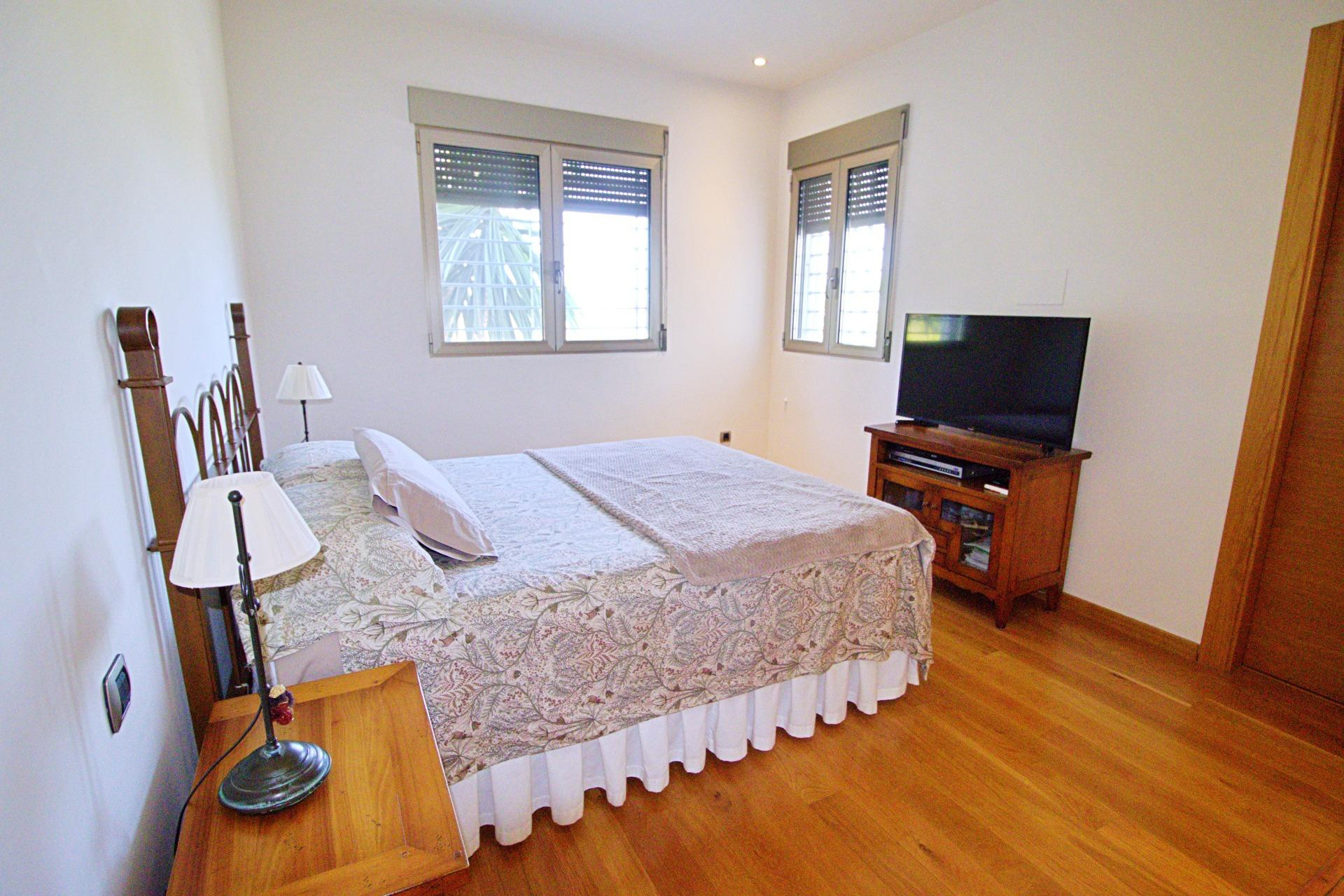 Resale - Villa -
Elche - Peña las Águilas