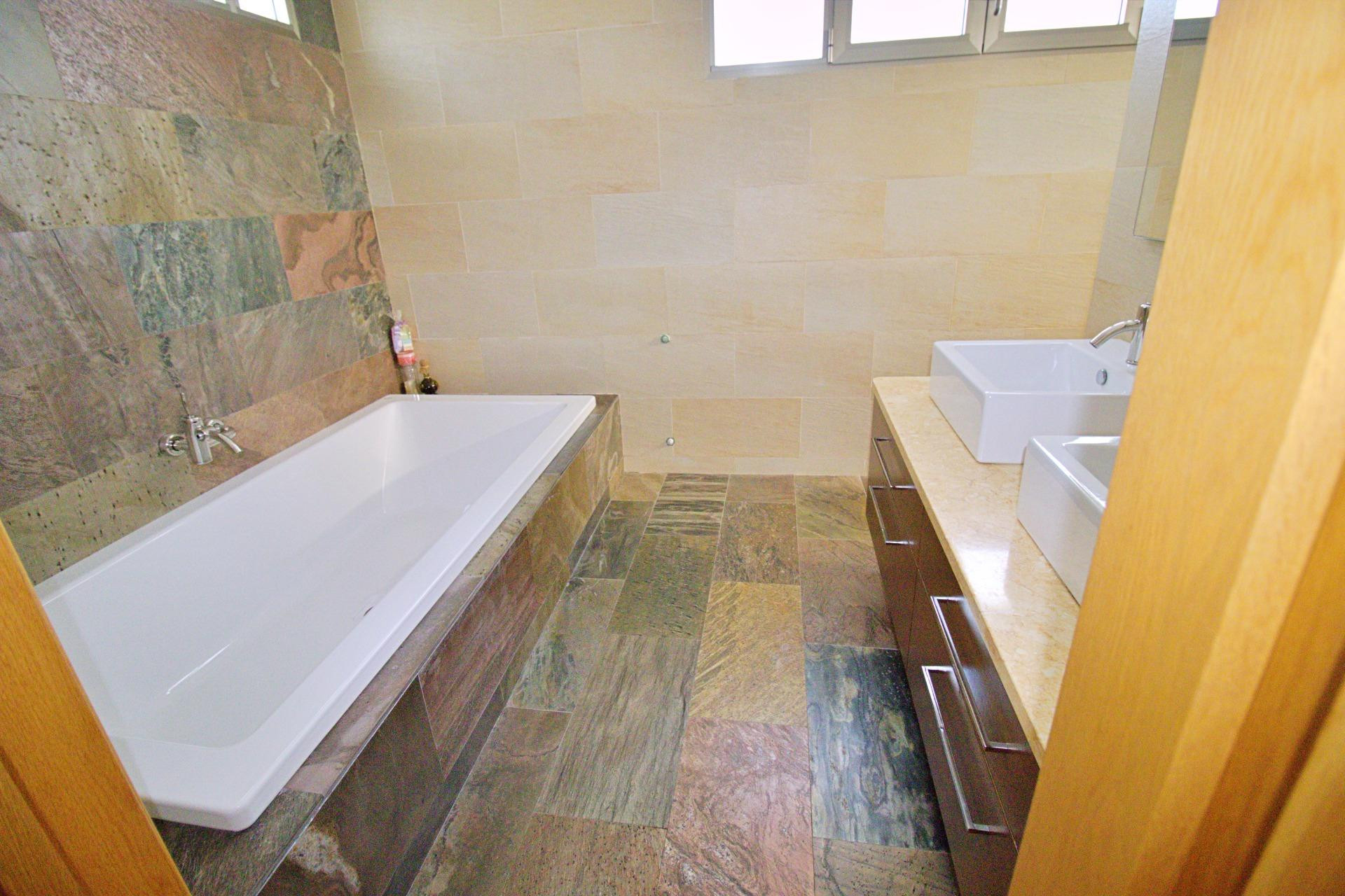 Resale - Villa -
Elche - Peña las Águilas