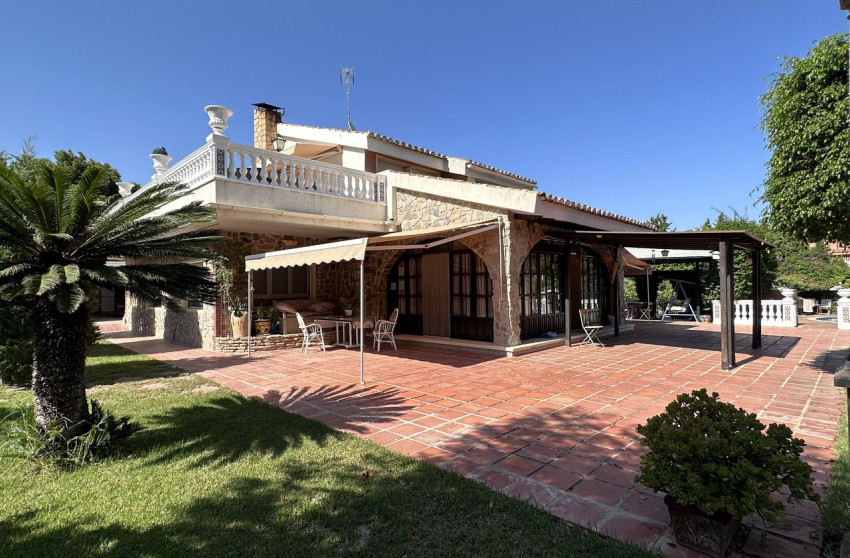 Resale - Villa -
Elche