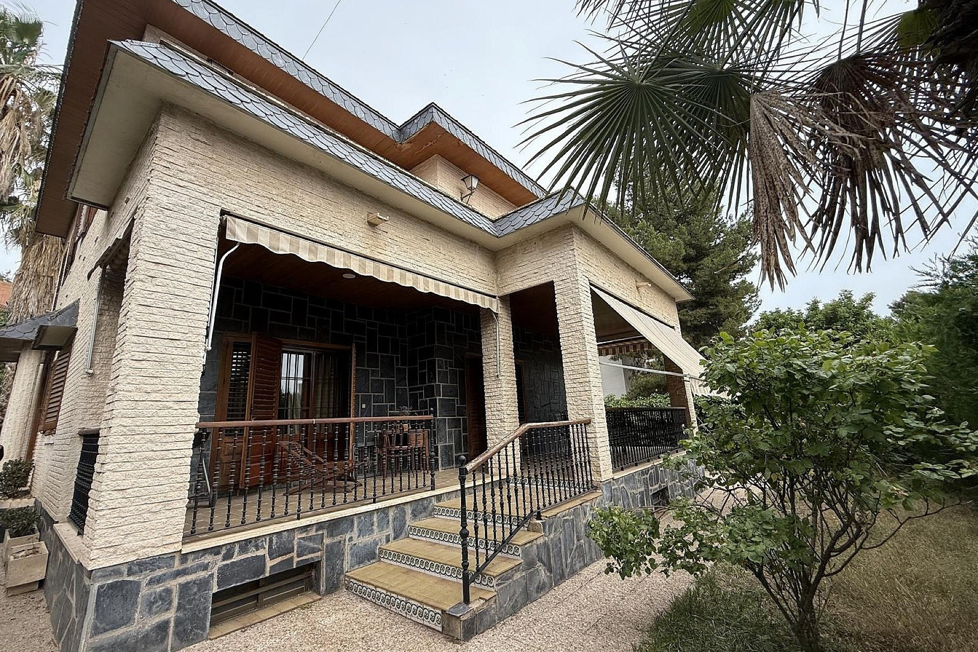 Resale - Villa -
Elda