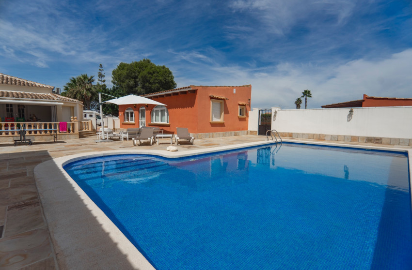 Resale - Villa -
Heredades