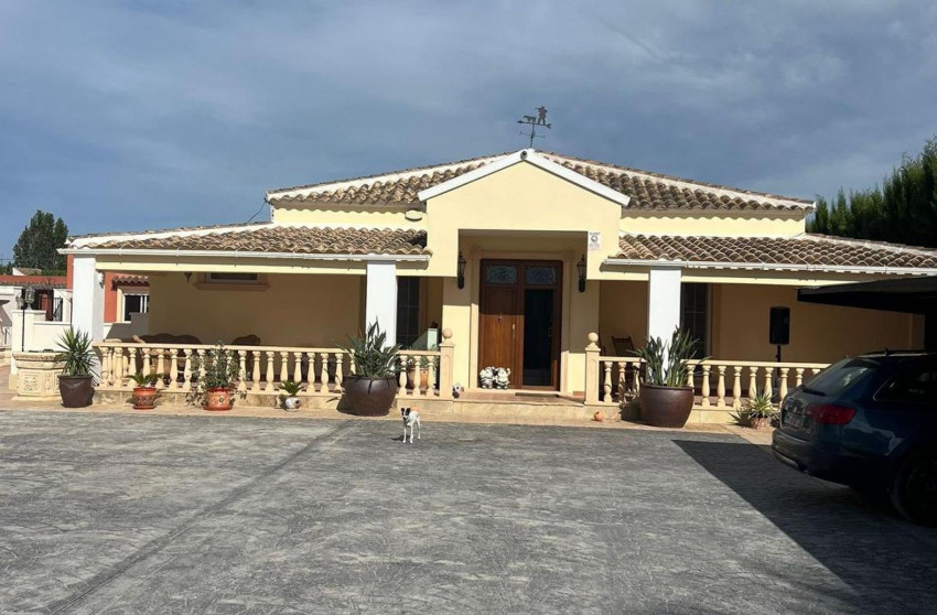 Resale - Villa -
Heredades