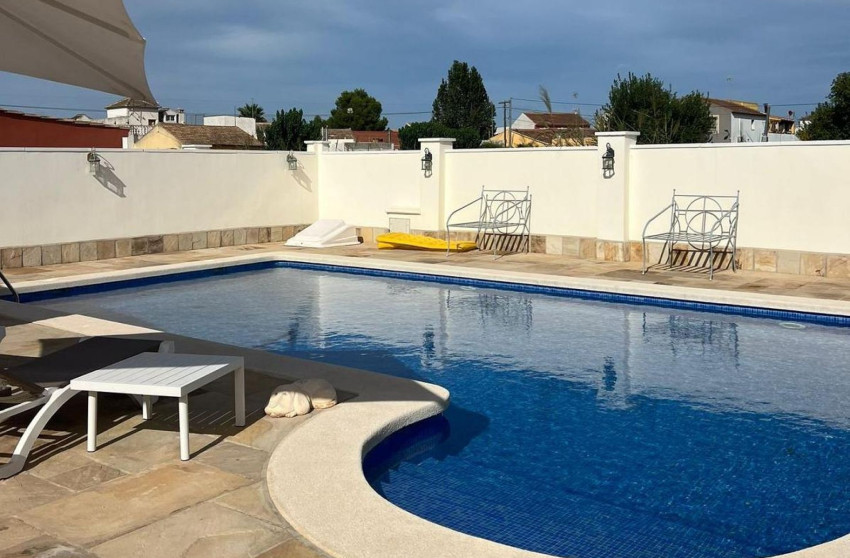 Resale - Villa -
Heredades