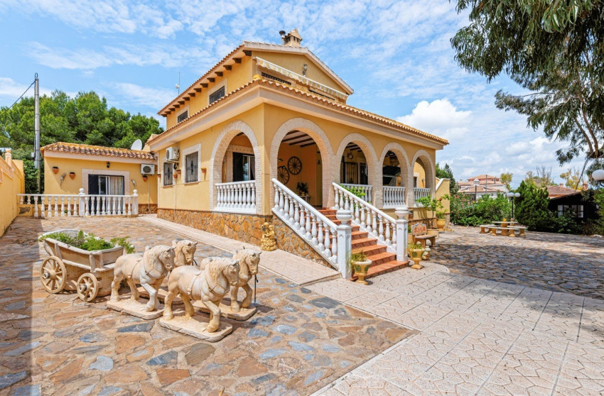 Resale - Villa -
Jacarilla