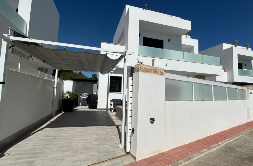 Resale - Villa -
Los Montesinos - La Herada