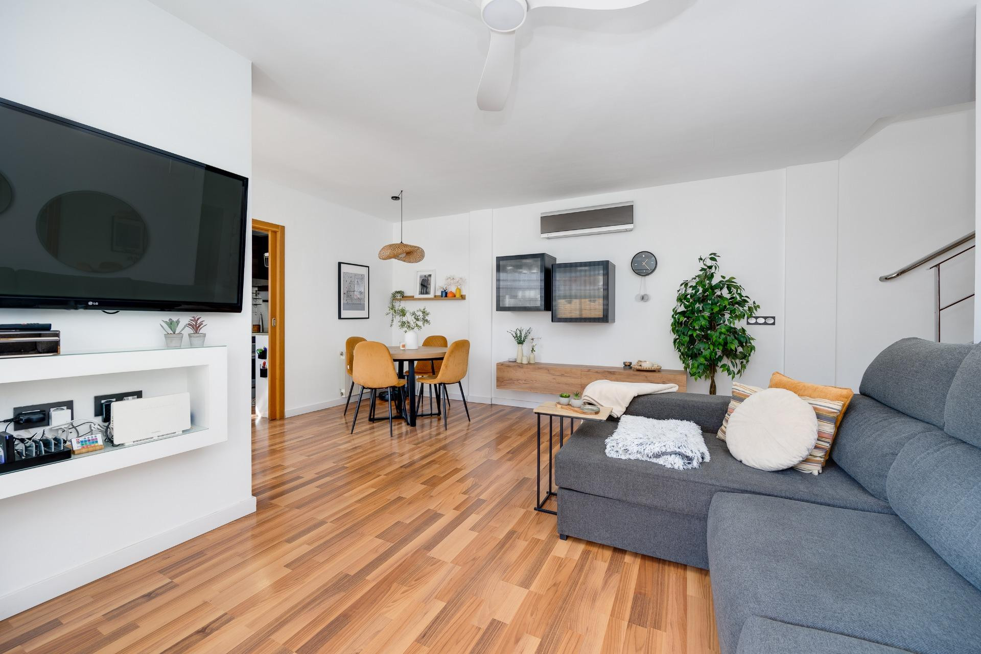 Resale - Villa -
Los Montesinos - La Herrada