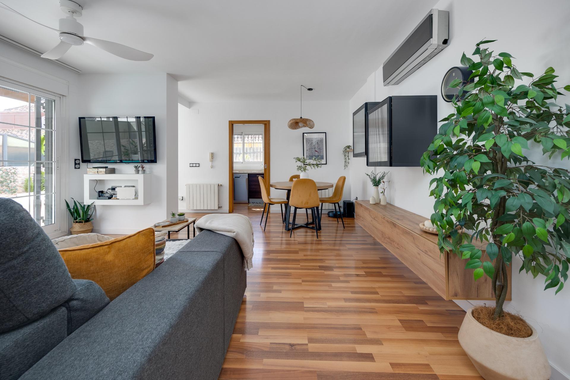 Resale - Villa -
Los Montesinos - La Herrada