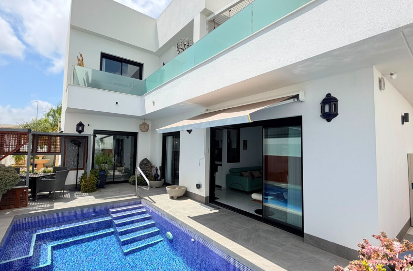 Resale - Villa -
Los Montesinos - La Herrada