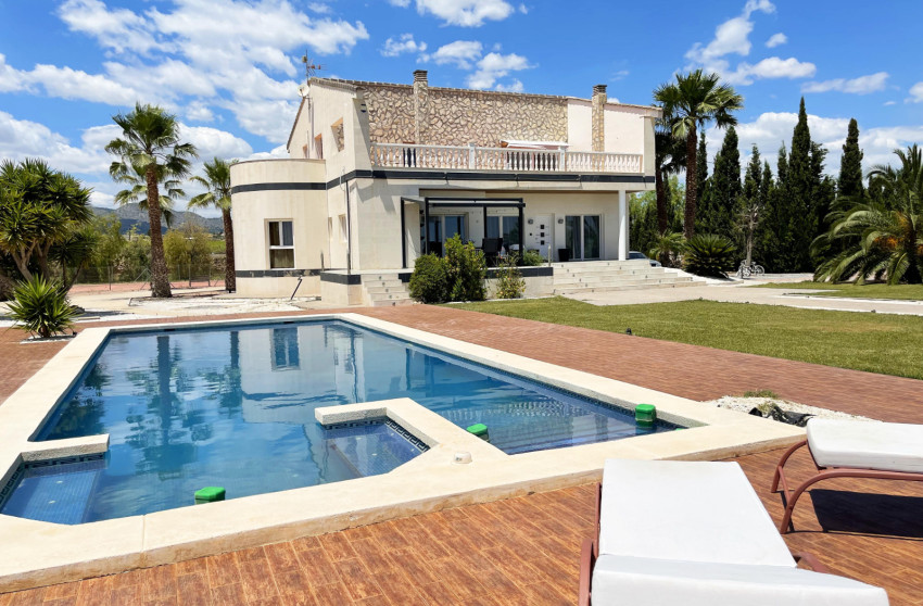 Resale - Villa -
Novelda