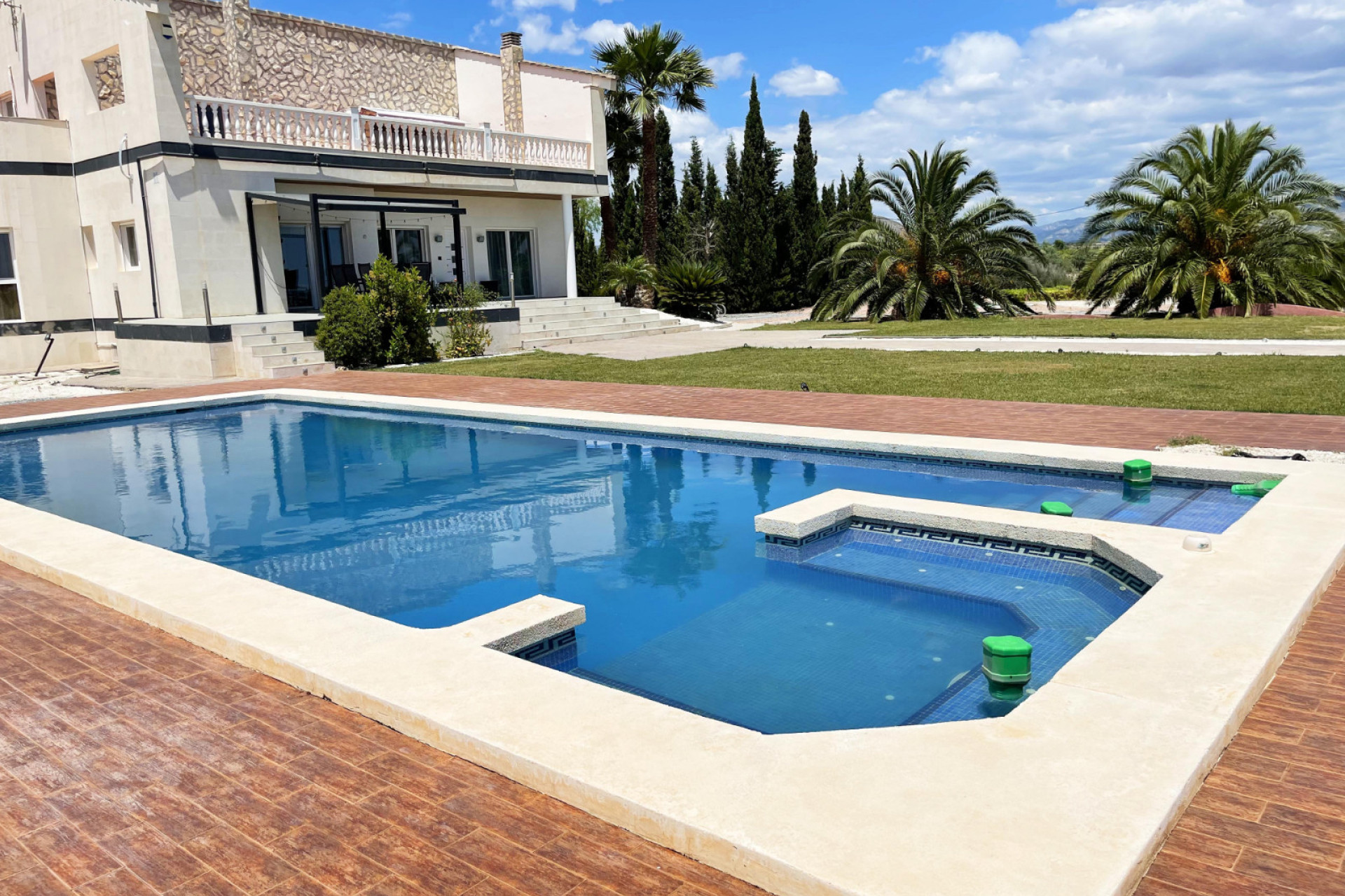 Resale - Villa -
Novelda