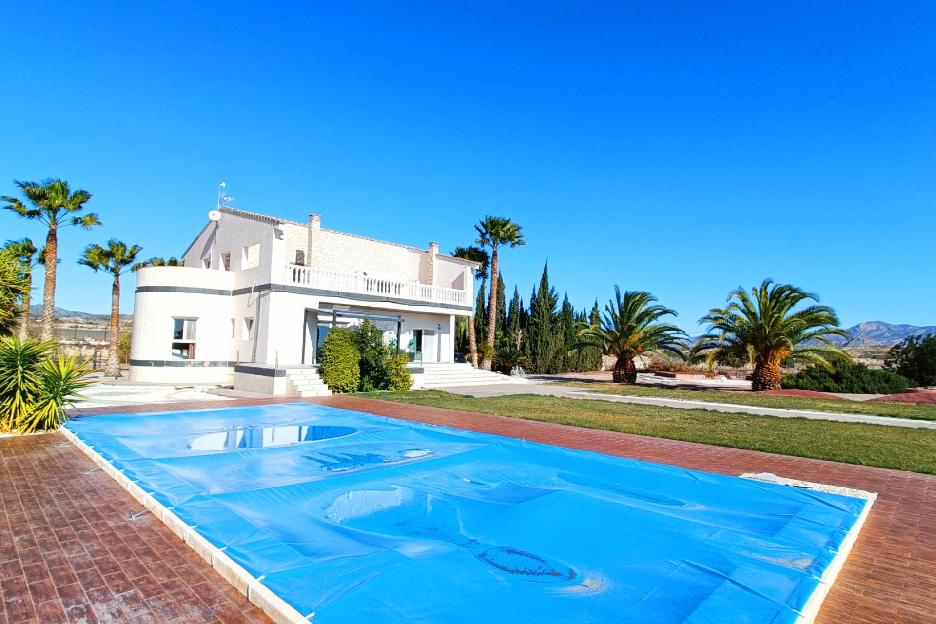 Resale - Villa -
Novelda