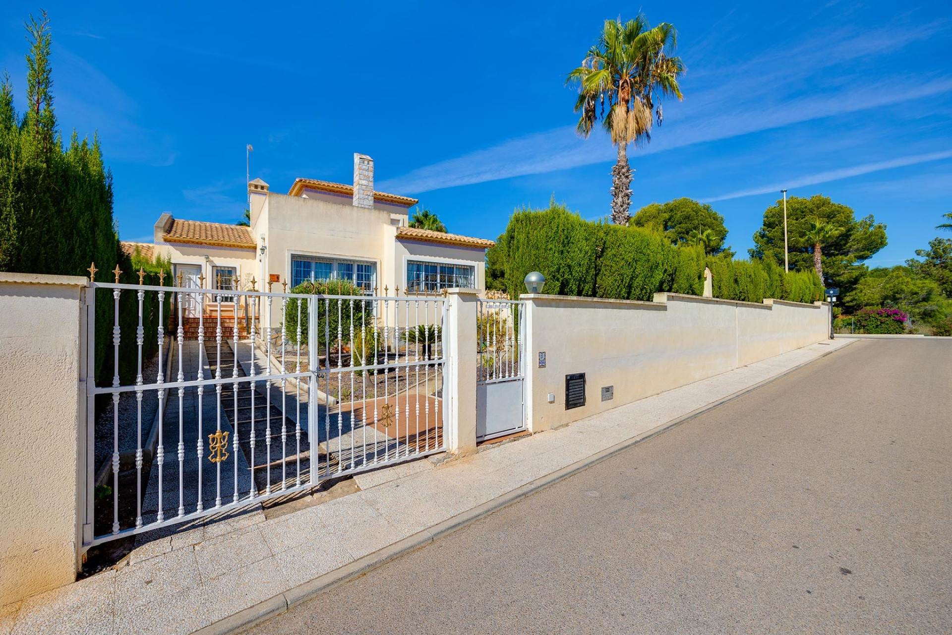 Resale - Villa -
Orihuela Costa - Costa Blanca
