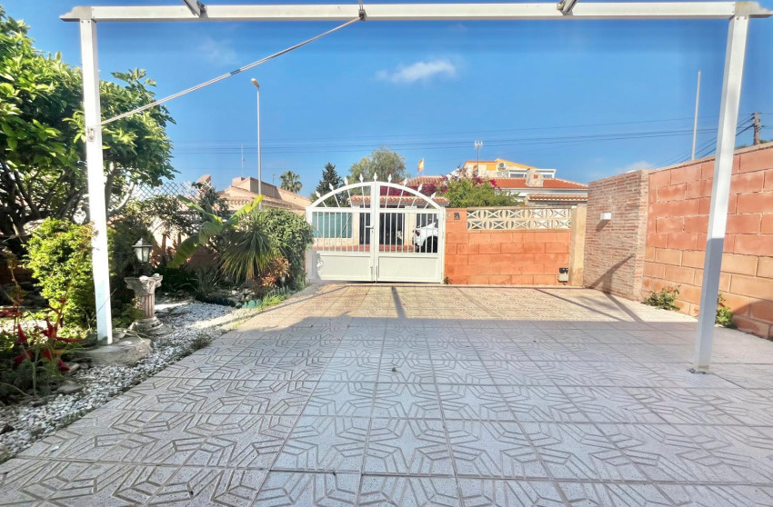 Resale - Villa -
Orihuela Costa - Los Almendros-la Florida
