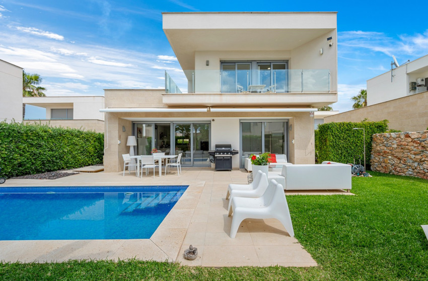 Resale - Villa -
Orihuela Costa - Vistabella