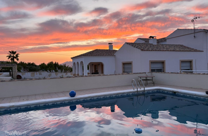 Resale - Villa -
Pinoso - Pinoso Alicante