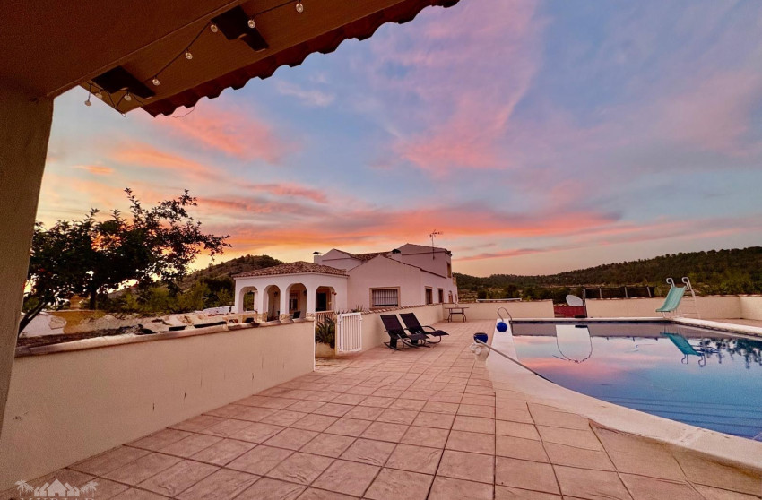 Resale - Villa -
Pinoso - Pinoso Alicante