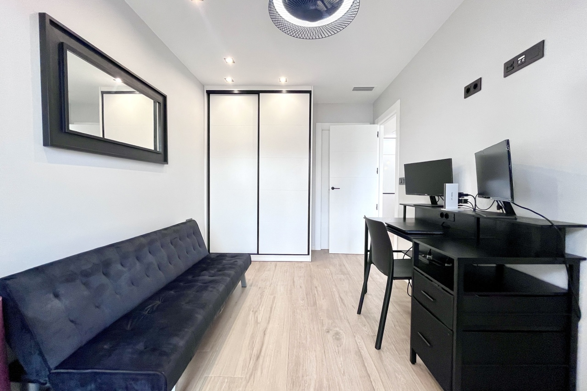 Resale - Villa -
Punta Prima