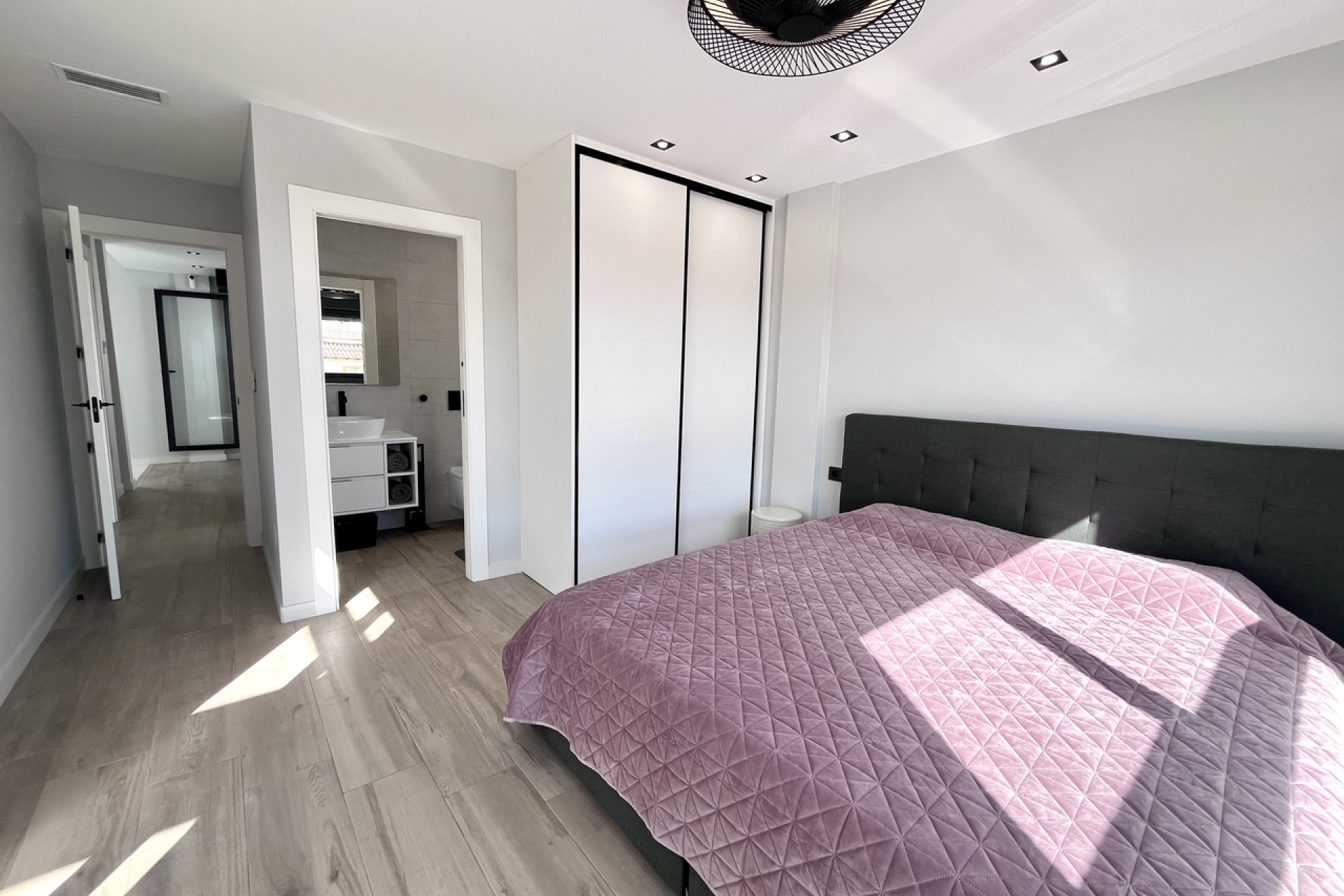 Resale - Villa -
Punta Prima