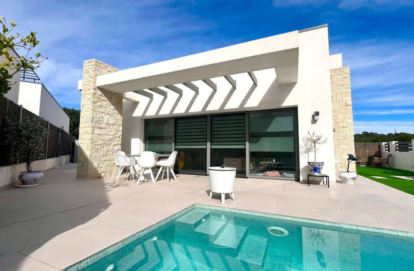 Resale - Villa -
San Miguel de Salinas - Urbanizacion Blue Lagoon