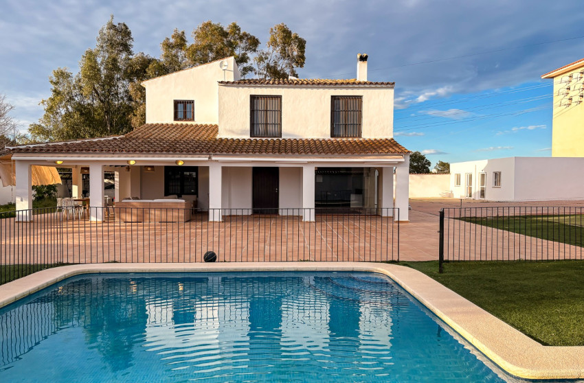 Resale - Villa -
Santa Pola - El Poble Llevanti