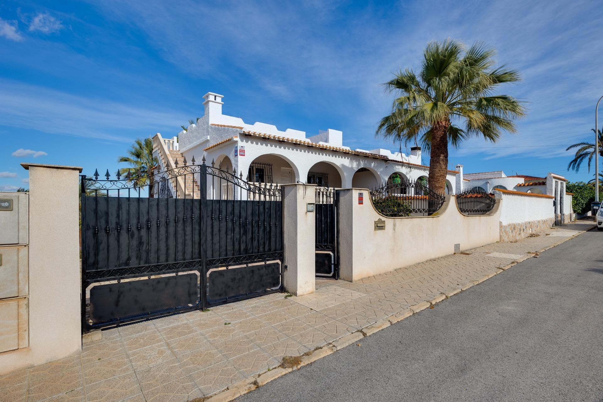 Resale - Villa -
Torrevieja - La Siesta - El Salado - Torreta