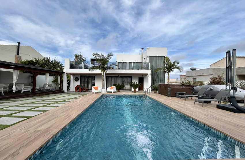 Resale - Villa -
Torrevieja - Los Balcones