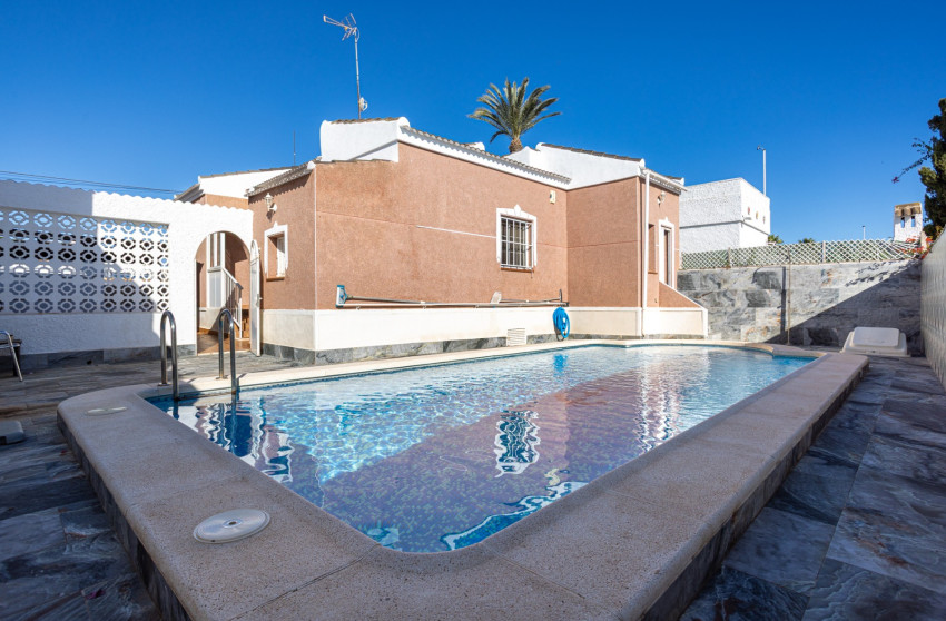 Resale - Villa -
Torrevieja - Urbanización San Luis