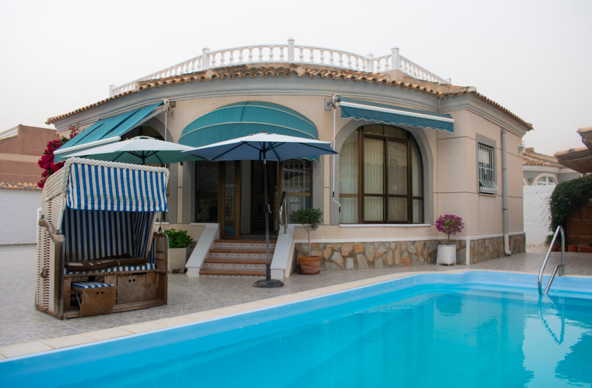 Resale - Villa -
Torrevieja