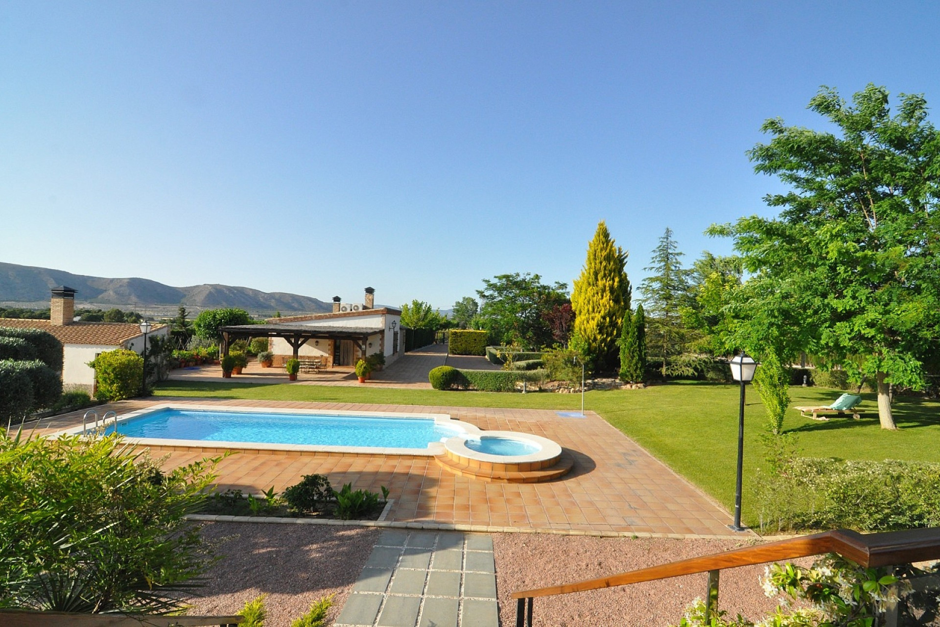 Resale - Villa -
Villena