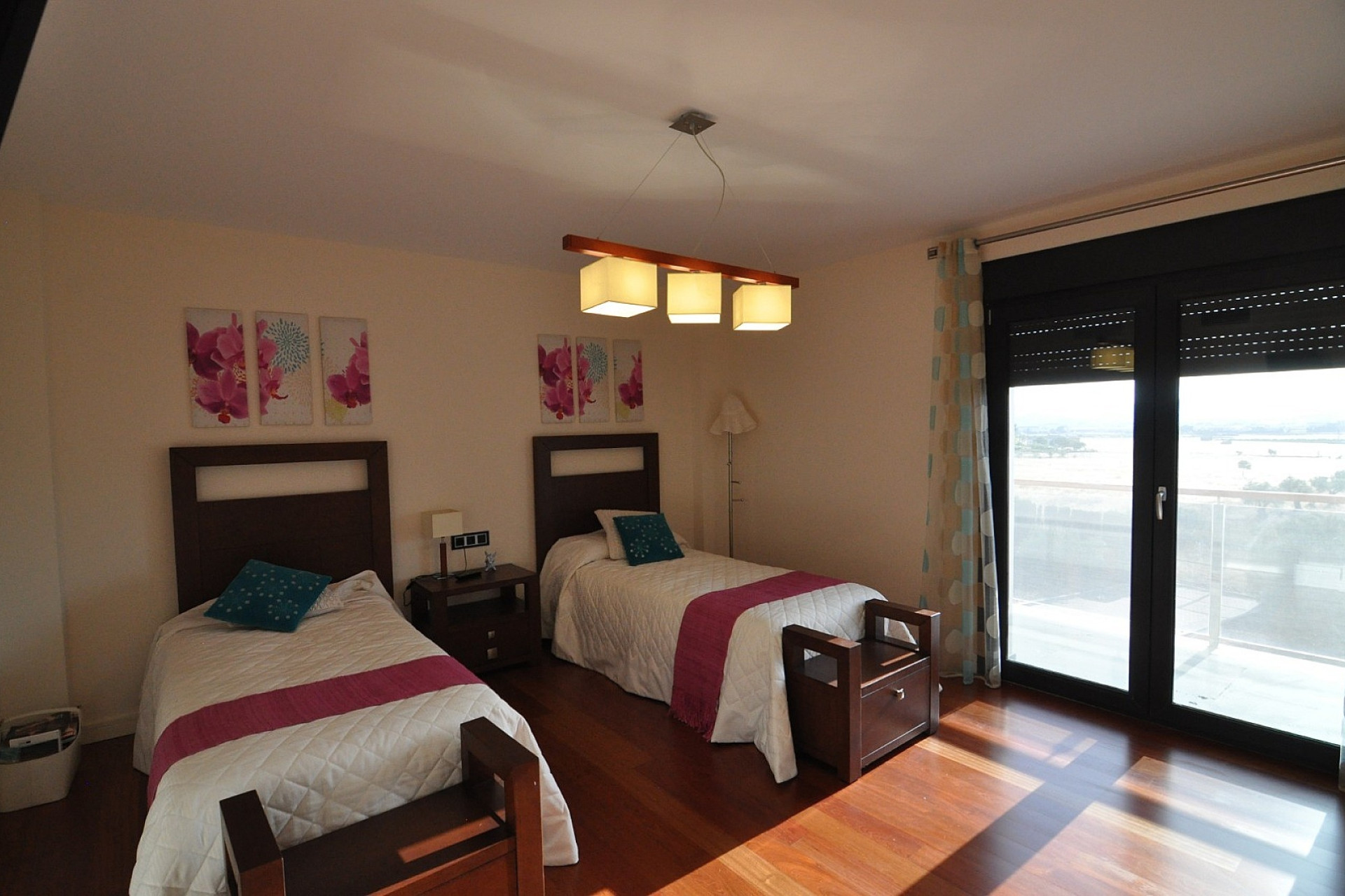 Resale - Villa -
Villena