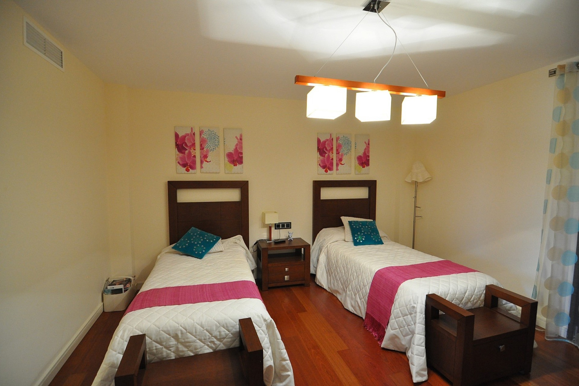 Resale - Villa -
Villena