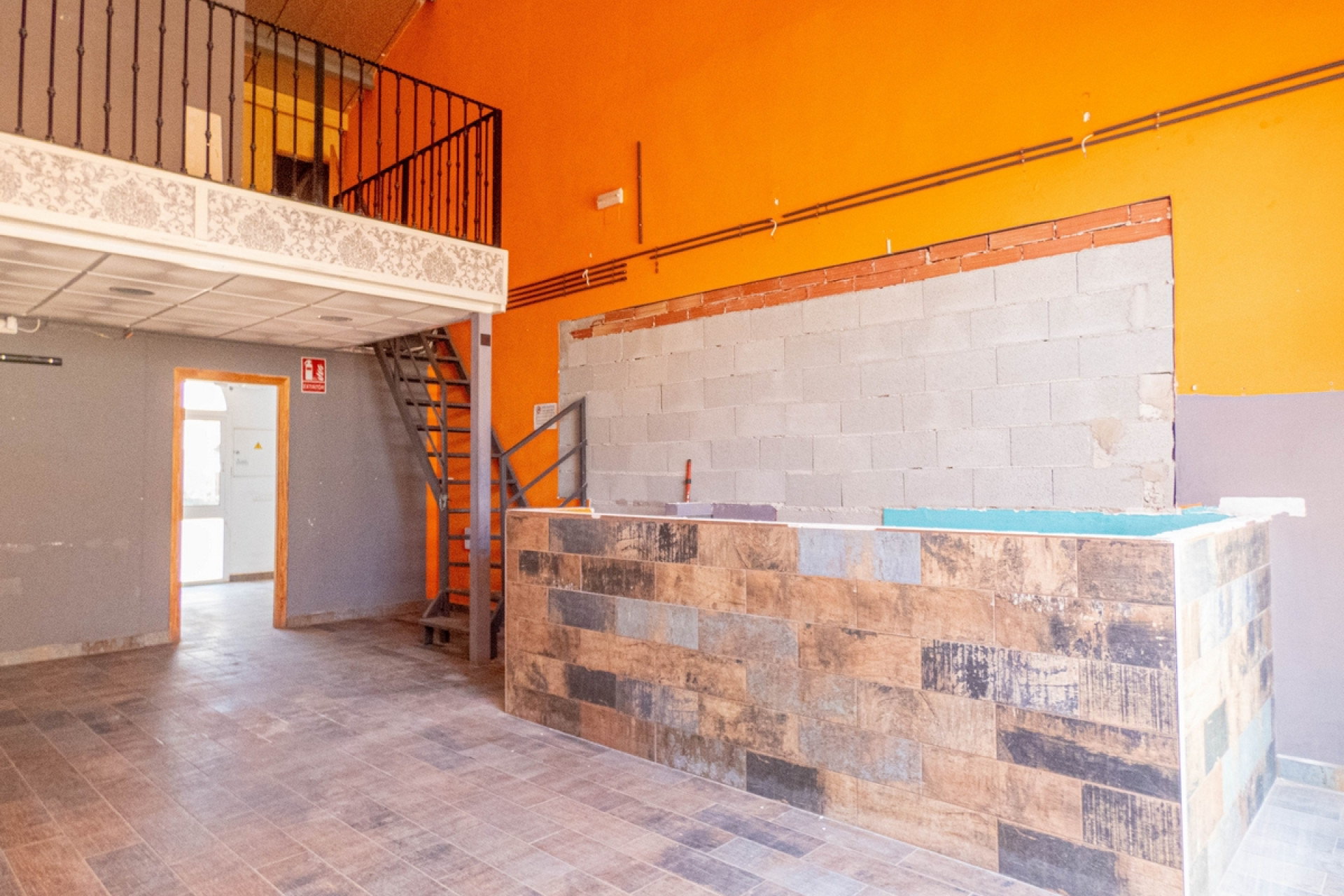 Revente - Local commercial -
Algorfa