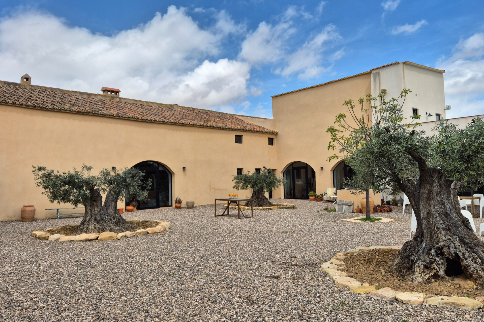 Revente - Local commercial -
Almansa