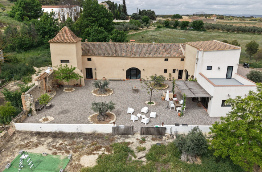 Revente - Local commercial -
Almansa