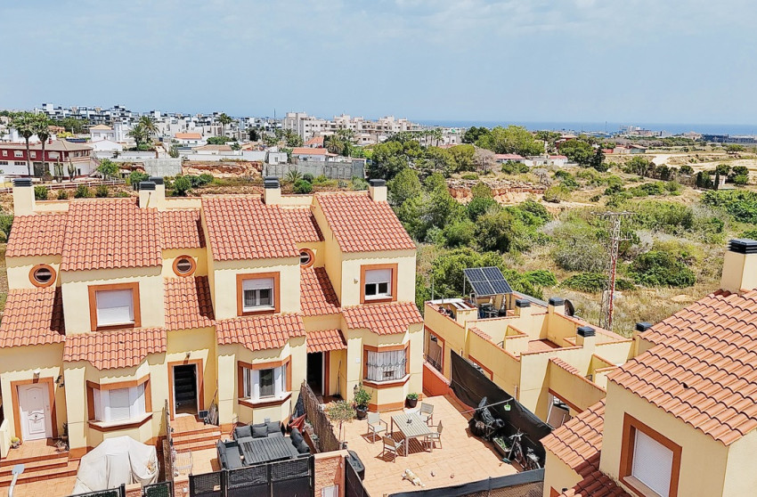 Revente - Maison mitoyenne -
Cabo Roig
