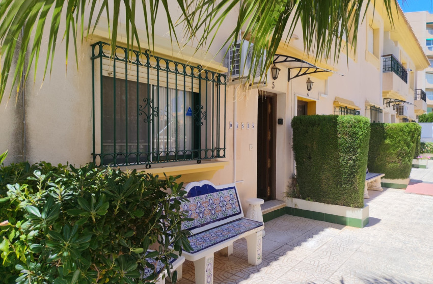 Revente - Maison mitoyenne -
La Zenia