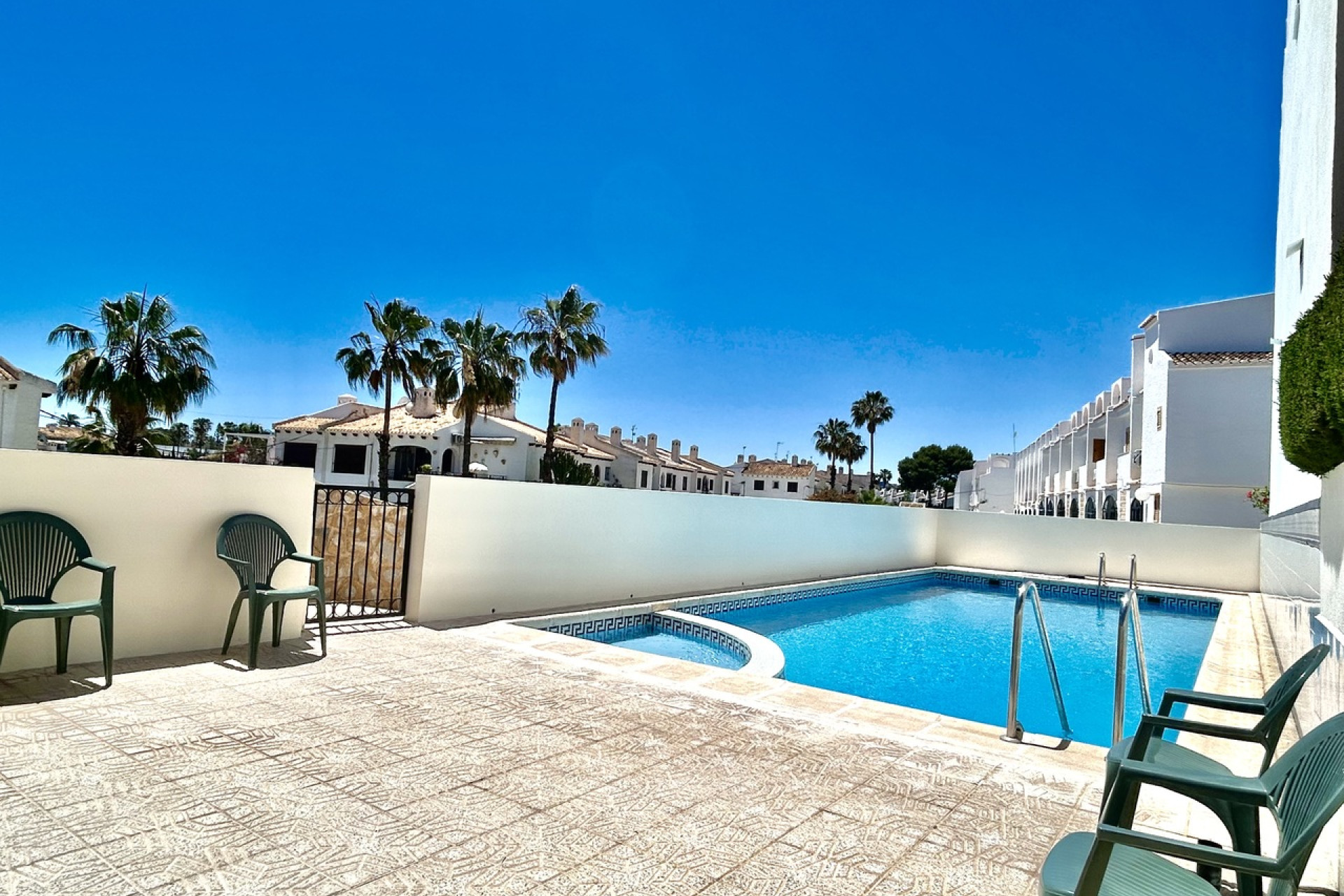Revente - Maison mitoyenne -
La Zenia