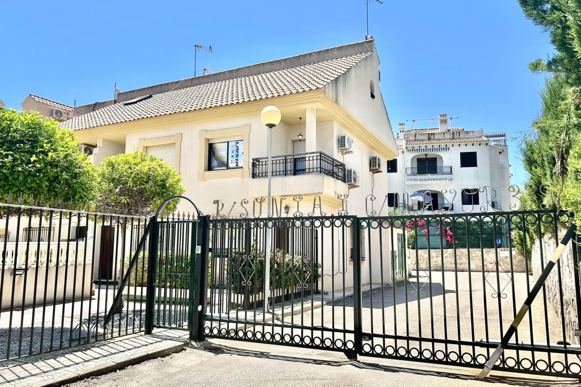 Revente - Maison mitoyenne -
La Zenia