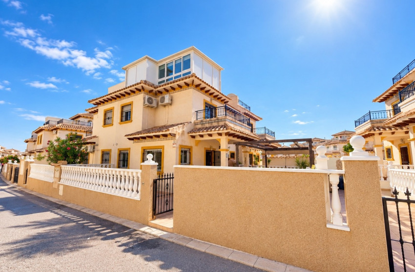 Revente - Maison mitoyenne -
La Zenia