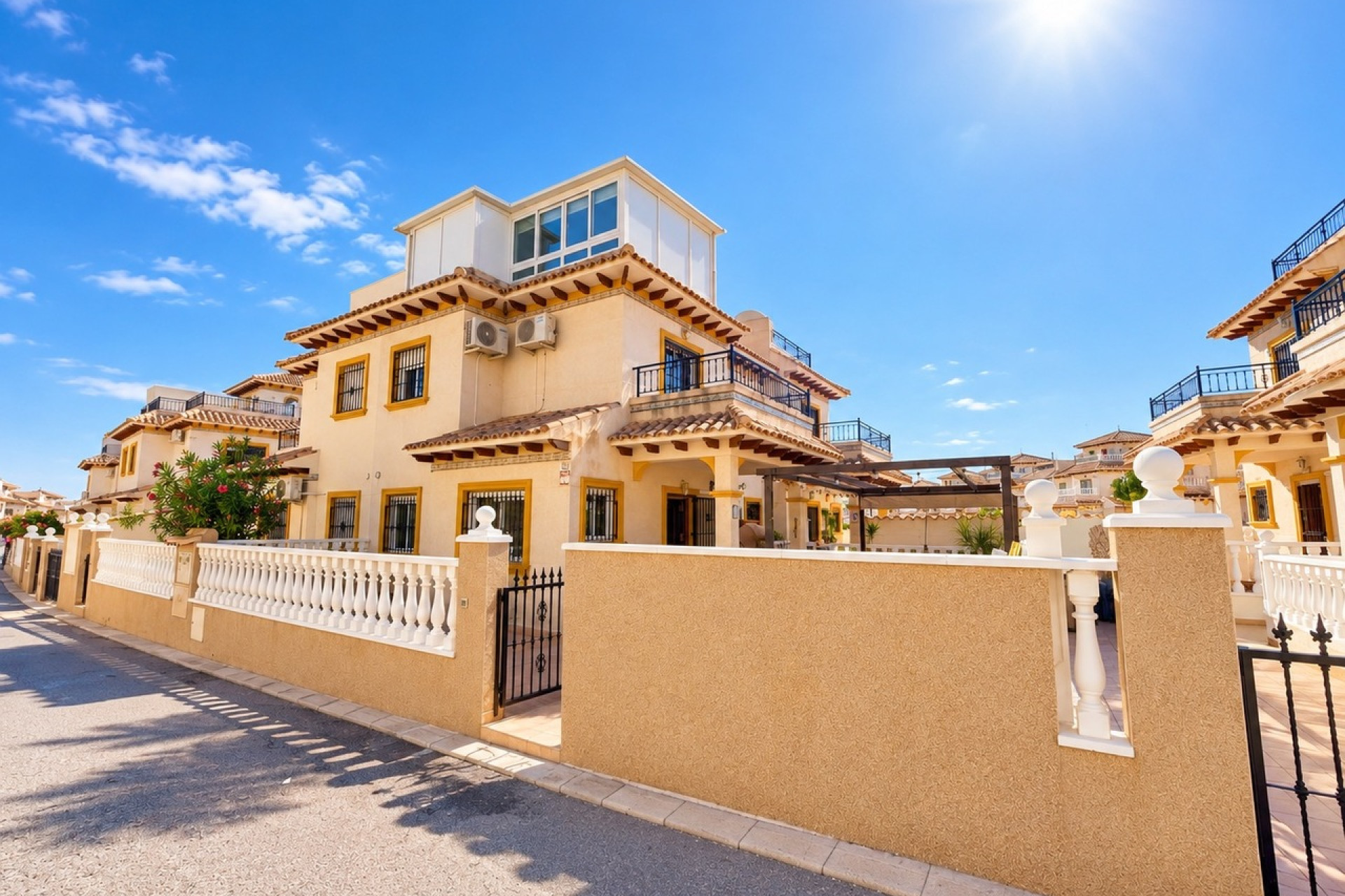 Revente - Maison mitoyenne -
La Zenia