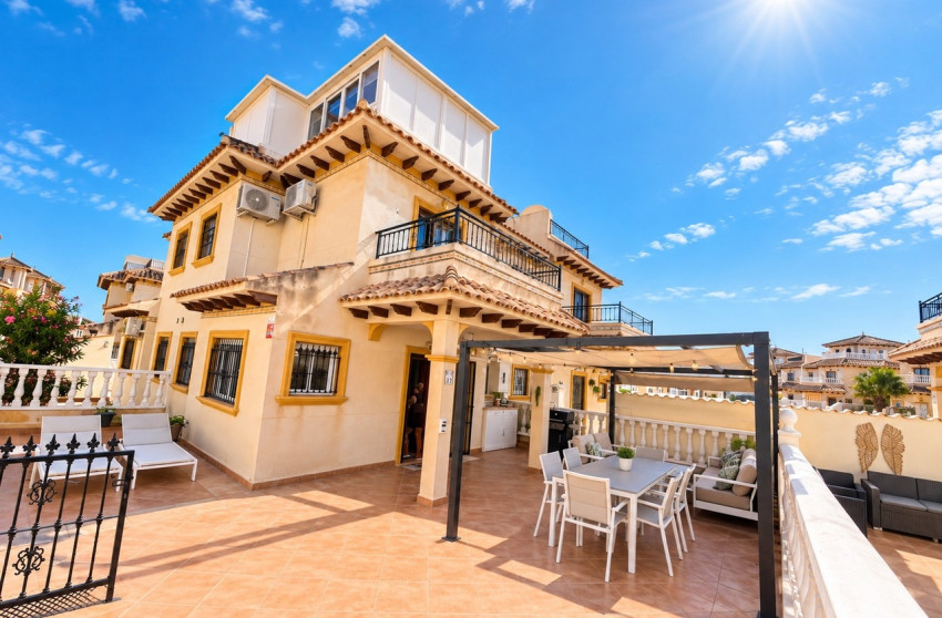 Revente - Maison mitoyenne -
La Zenia