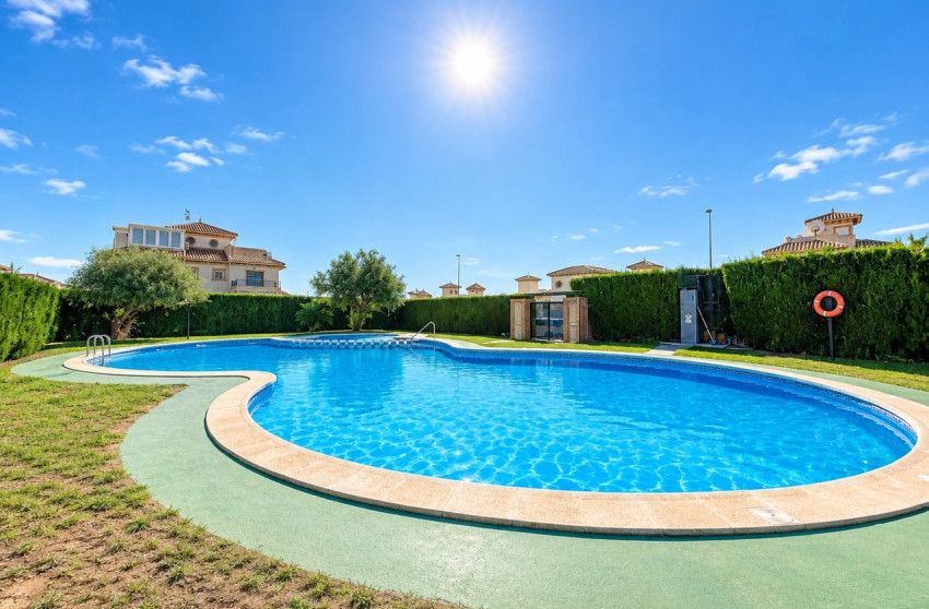 Revente - Maison mitoyenne -
La Zenia