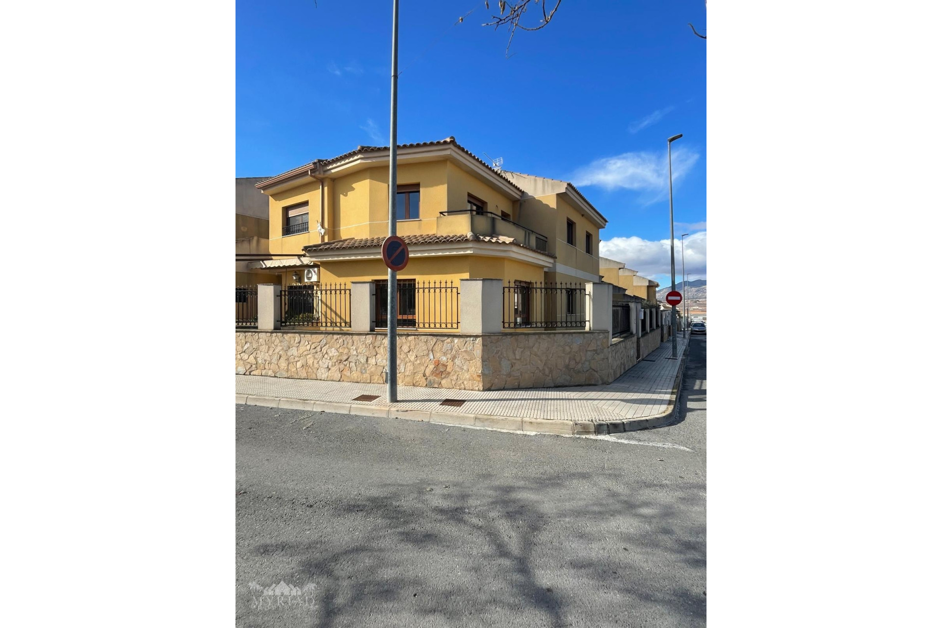 Revente - Maison mitoyenne -
Pinoso - Pinoso Alicante