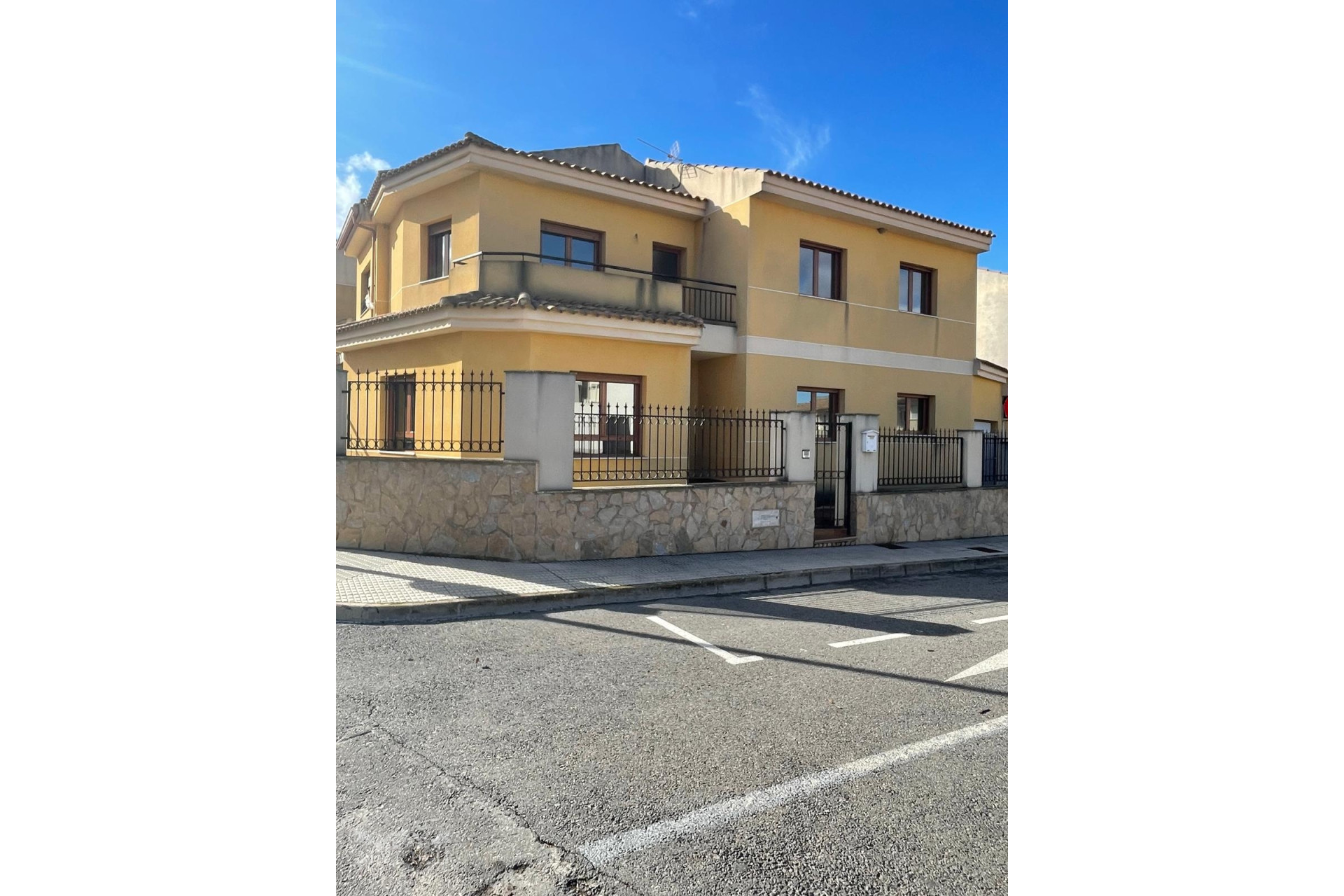 Revente - Maison mitoyenne -
Pinoso - Pinoso Alicante