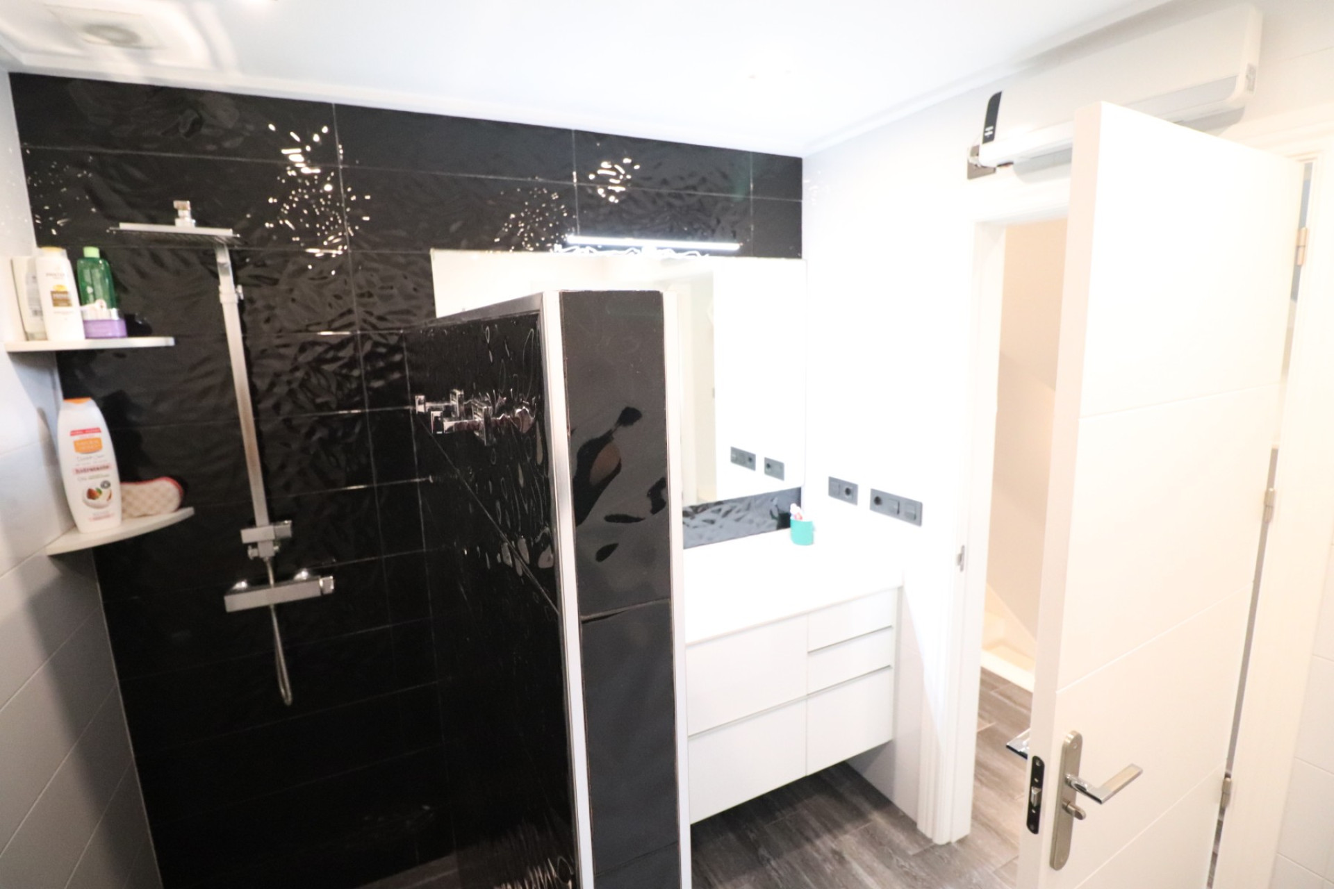 Revente - Maison mitoyenne -
Redovan - Redovan - Town