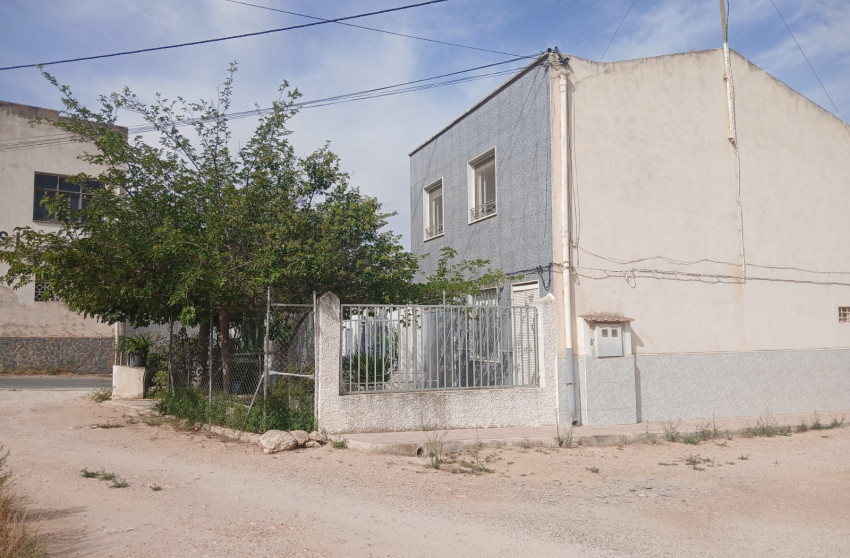 Revente - Maison mitoyenne -
Yecla