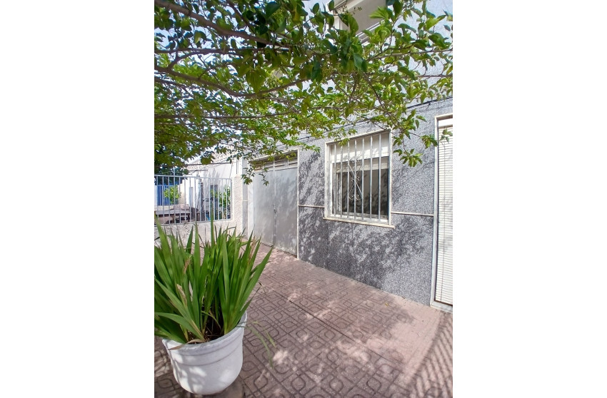 Revente - Maison mitoyenne -
Yecla