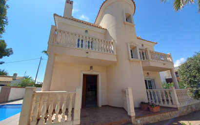 Villa - Herverkoop -
            Cabo Roig - 90805