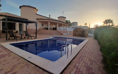 Villa - Herverkoop -
            Campos del Rio - AC009