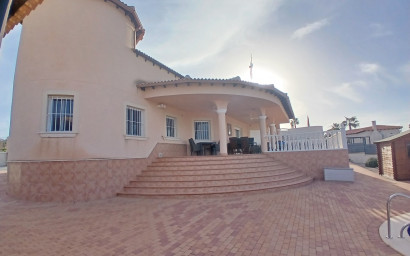 Resale - Villa -
Campos del Rio